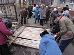 Жильцы ул. Дворцовой снесли строительный забор