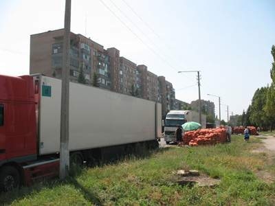 В Краматорске на Крытый рынок наступают фуры с овощами  