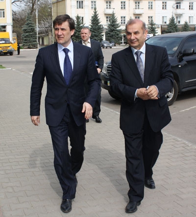 Донецкий губернатор поручил краматорскому мэру навести порядок вдоль госдороги 