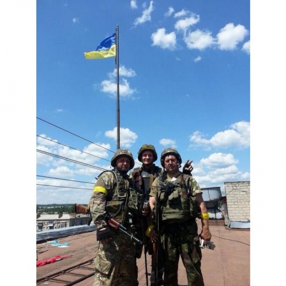 Над Славянском поднят государственный флаг Украины