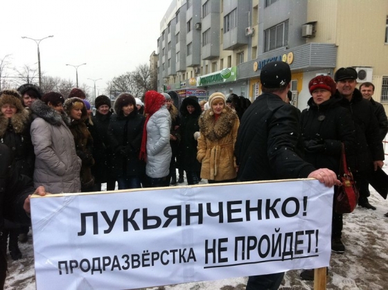70 предпринимателей требовали сохранения торговых павильонов на Привокзальной площади Донецка