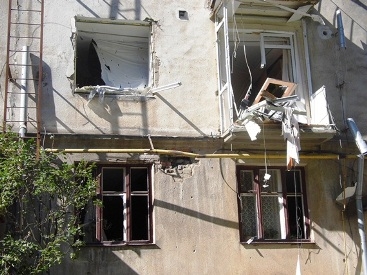В результате прямых попаданий снарядов в Краматорске разрушено несколько квартир