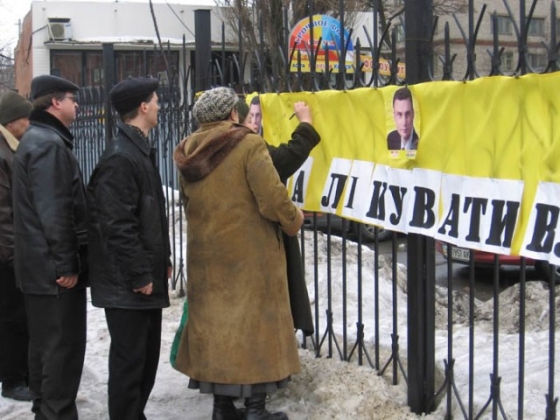 В центре Краматорска пострадали агитаторы и агитационные материалы „Гражданского блока ПОРА-ПРП”