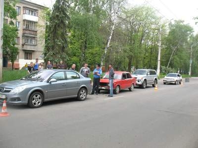 В ДТП возле детской поликлиники столкнулись 4 автомобиля