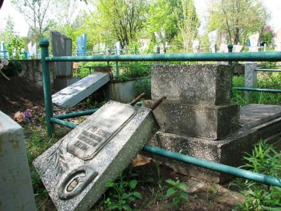 Неизвестные вандалы разбили около 30 памятников на кладбище по ул. Ленина