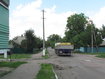 В Краматорске многотонные фуры ездят под окнами жилых домов, цепляясь за балконы 