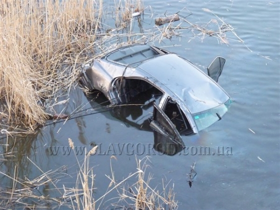 В Славянске на мосту через Казенный Торец произошло ДТП: Toyota упала в реку, пострадали две школьницы (фото, видео)
