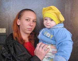 Падение матери на пол с годовалого малышом чуть не привело к трагедии