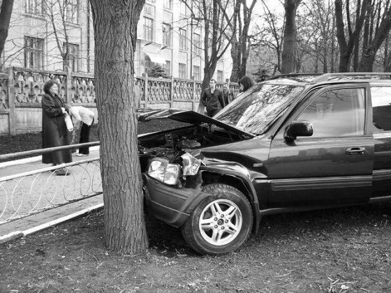 На ул. Дворцовой джип врезался в дерево