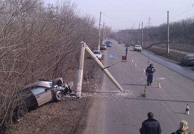В Славянске KIA снес бетонный столб 