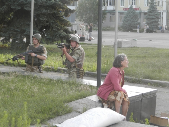 НОД покинуло Краматорск. Колонна бронетехники ВСУ прошла по городу. Над горисполкомом поднят украинский флаг