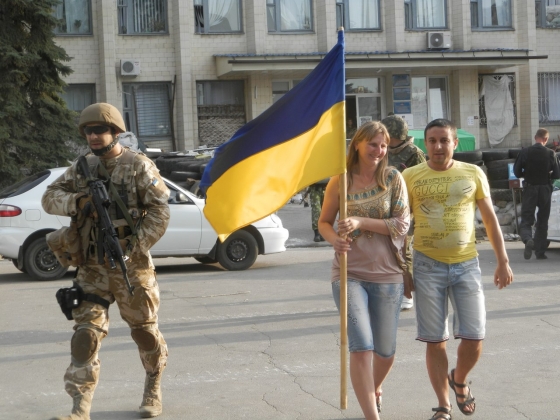 НОД покинуло Краматорск. Колонна бронетехники ВСУ прошла по городу. Над горисполкомом поднят украинский флаг