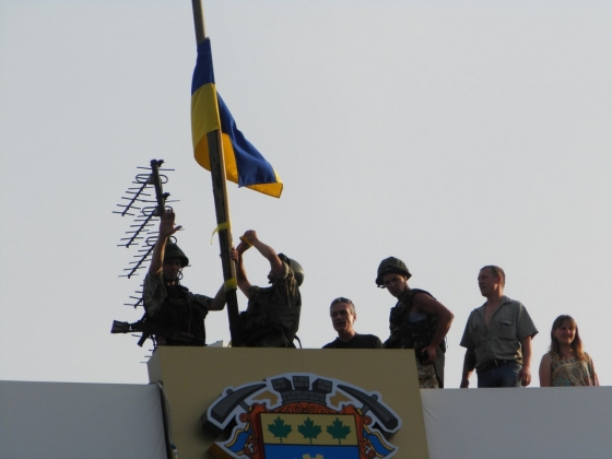 НОД покинуло Краматорск. Колонна бронетехники ВСУ прошла по городу. Над горисполкомом поднят украинский флаг