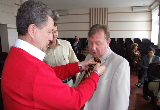 Вместе с милицией порядок в Краматорске будет охранять Владимир Азарянц, известный закапыванием апельсинов в 2004 году