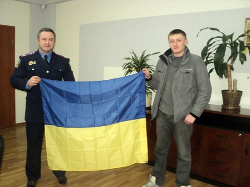 Героям – слава. На здание горотдела милиции Краматорска вернули флаг, снятый террористами Стрелкова год назад