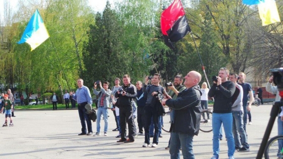 В Славянске местные жители вручную пытаются снести Ленина