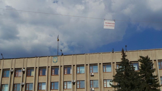 В Славянске местные жители вручную пытаются снести Ленина