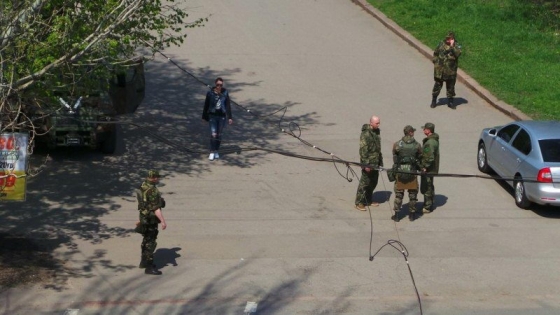 В Славянске местные жители вручную пытаются снести Ленина
