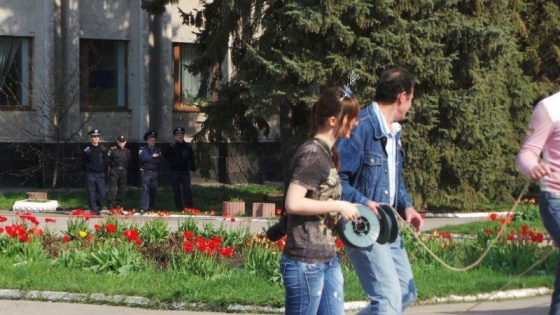 В Славянске местные жители вручную пытаются снести Ленина