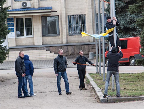 В Краматорске федералисты сожгли флаг Украины