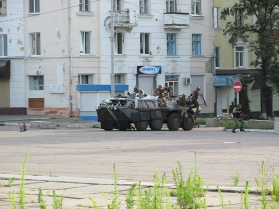 НОД покинуло Краматорск. Колонна бронетехники ВСУ прошла по городу. Над горисполкомом поднят украинский флаг