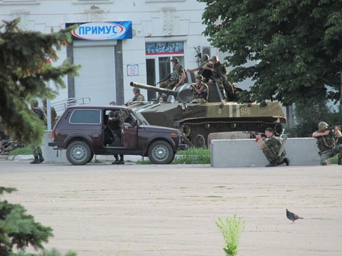 НОД покинуло Краматорск. Колонна бронетехники ВСУ прошла по городу. Над горисполкомом поднят украинский флаг