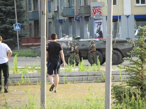 НОД покинуло Краматорск. Колонна бронетехники ВСУ прошла по городу. Над горисполкомом поднят украинский флаг