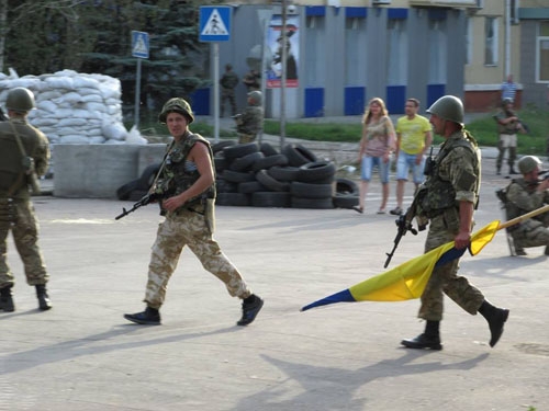 НОД покинуло Краматорск. Колонна бронетехники ВСУ прошла по городу. Над горисполкомом поднят украинский флаг