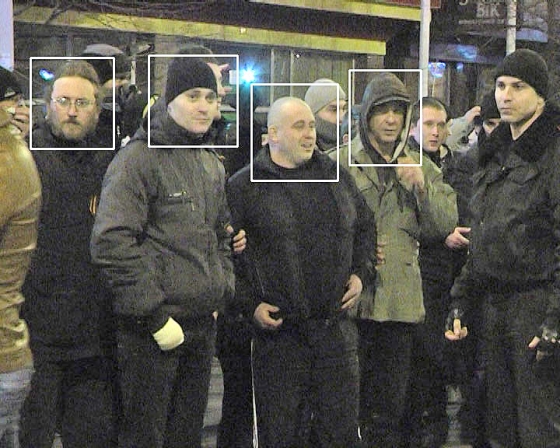 Их разыскивает милиция. Правоохранители просят опознать людей, устраивавших массовые беспорядки в Донецке