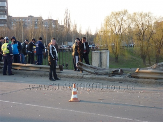 В Славянске на мосту через Казенный Торец произошло ДТП: Toyota уапала в реку, пострадали две школьницы