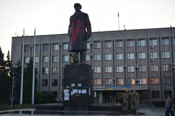 В Славянске демонтировали памятник Ленину