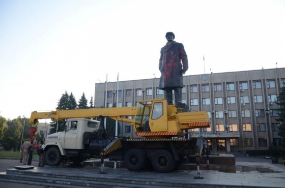 В Славянске демонтировали памятник Ленину