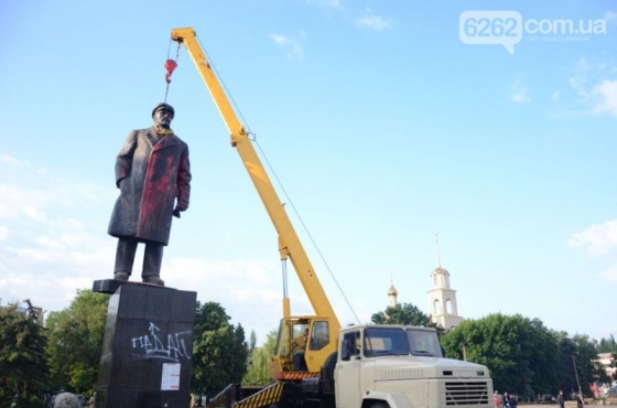 В Славянске демонтировали памятник Ленину