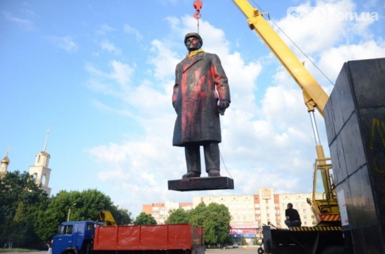 В Славянске демонтировали памятник Ленину