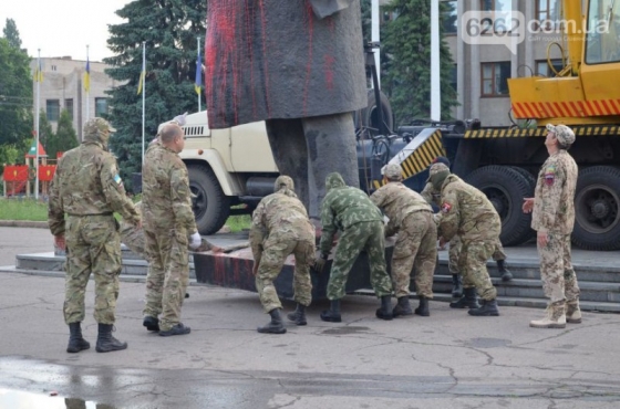 В Славянске демонтировали памятник Ленину
