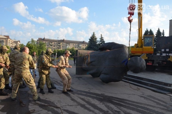 В Славянске демонтировали памятник Ленину