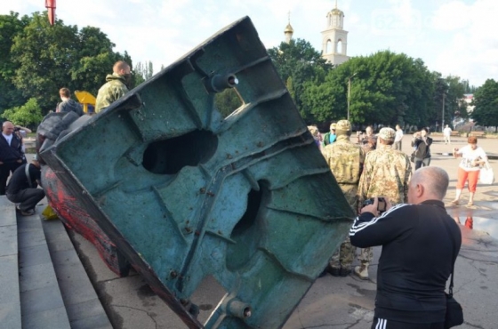 В Славянске демонтировали памятник Ленину