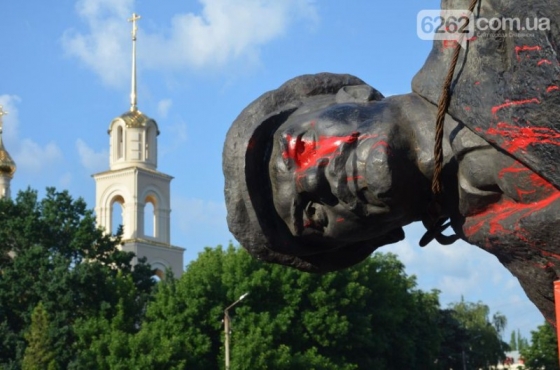 В Славянске демонтировали памятник Ленину