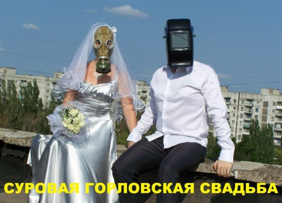 В Донбассе женятся в противогазах 