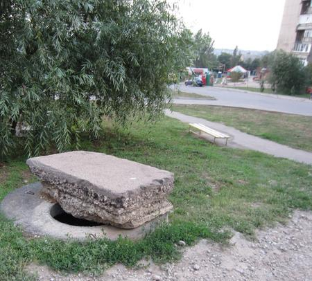 Всё наоборот: в Горловке закрыли люк куском асфальта (фото)