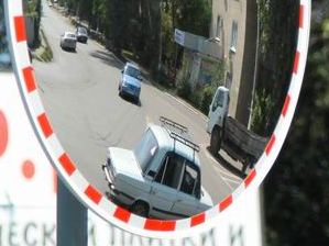 В Славянске - дорожные нововведения в виде сферических зеркал безопасности (фото)