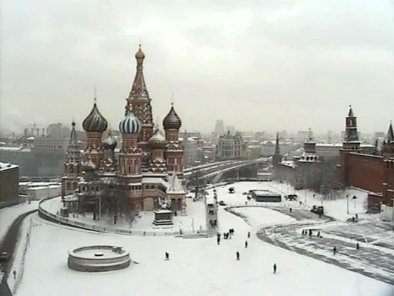 Москву завалило снегом, город стоит в жутких пробках