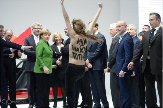 Активистки Femen вновь разделись. На этот раз перед Путиным и Меркель 