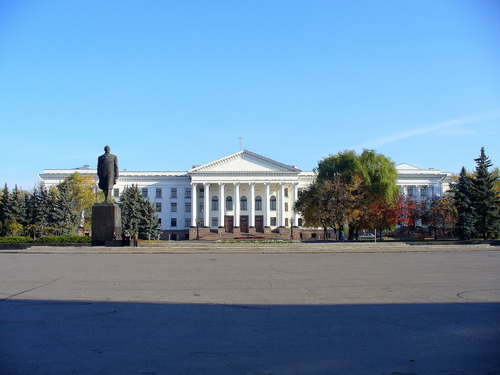 Сессия горсовета решила, что центральная площадь Краматорска и далее будет носить имя Ленина