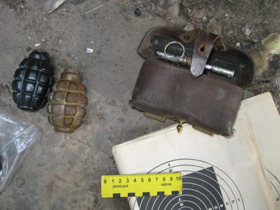 Винтовку, пистолет, ножи и кучу патронов изъяла милиция у жителя Донецка