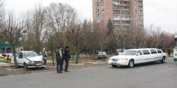 В Краматорске около ЗАГСа лимузин стал участником ДТП