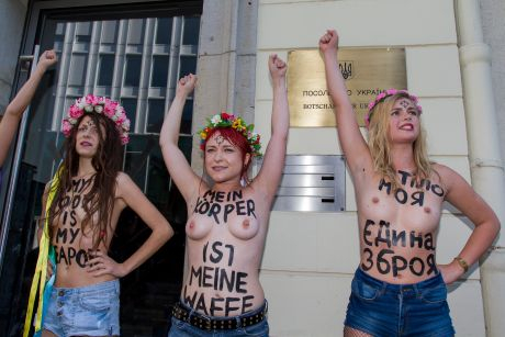 Femen &quot;атаковали&quot; украинские посольства в Европе