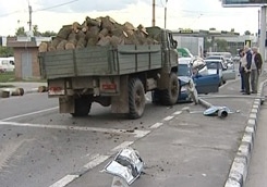 В Харькове неуправляемый грузовик смял несколько машин