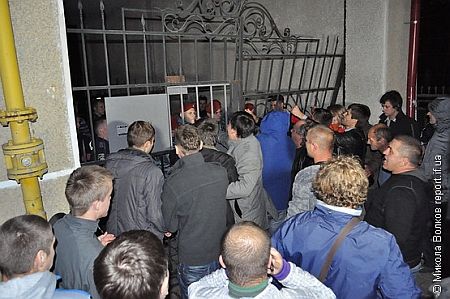 Во Франковске силовики хотели задержать чиновников. Депутаты их отбили 