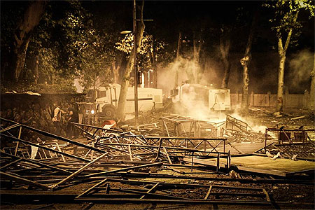 Протестующие в Стамбуле строят баррикады. В мечети свозят раненых 